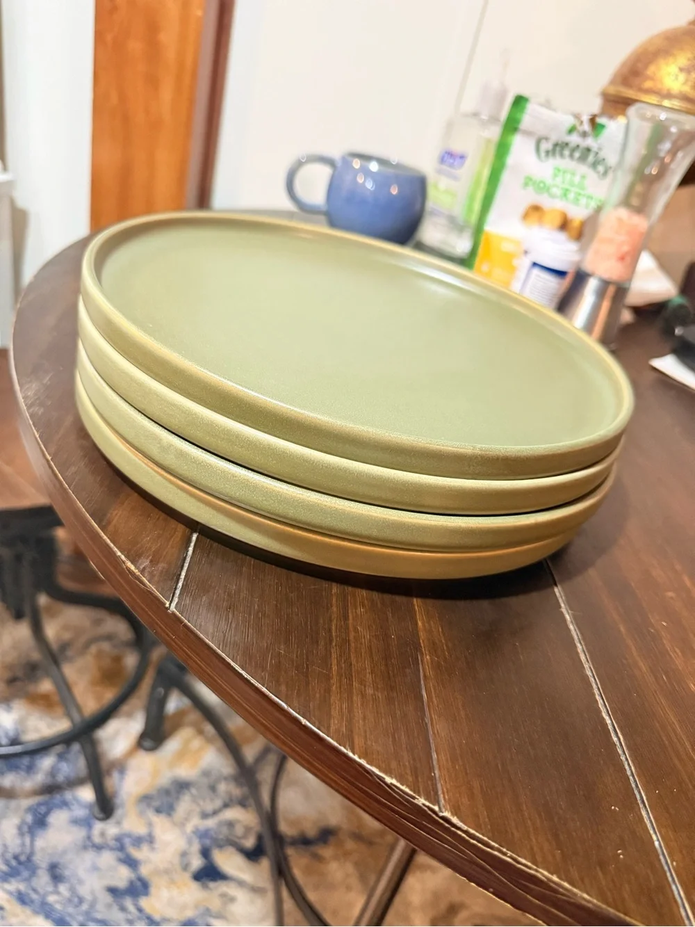 Green Ceramic Dinner Plate - Minimal Modern Design, very good condition